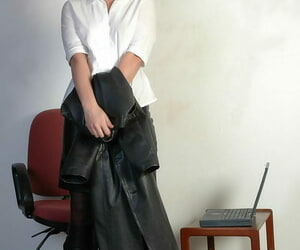 金发女郎 秘书 闪烁 一些 大腿 在 黑色的 靴子 和 一个 皮革 裙子