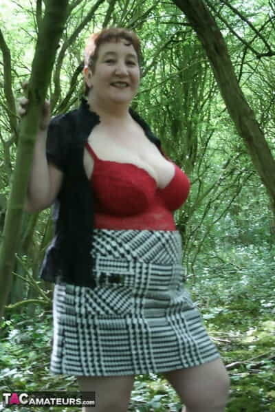 परिपक्व महिला kinky कैरल से पता चलता है उसके विशाल स्तन और बट बीच जंगल