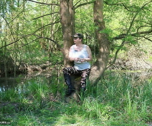 Erwachsenen Bushleague Mary Hündin macht Ihr Titten und snatch rund ein Fluss