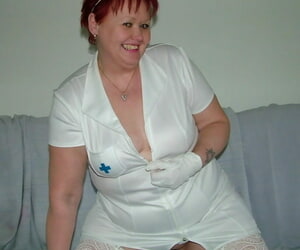 परिपक्व redheaded नर्स  उजागर masturbates के साथ एक कम्पन या उत्तेजना यन्त्र