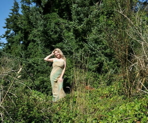 những tuổi bushleague ngon Trixie uncovers beamy naturals vện  cây cối