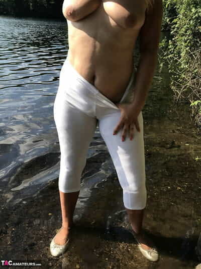Médio Idade loira Doce Susi apresenta ela mamas no o Lago no molhado meia-calça