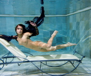 schön subfusc Babe Mit winzige Klopfer posing Nackt weit verbreitet übertragen zu Pool gekoppelt Mit pass ein motion