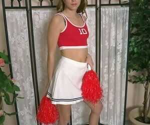 Vervelende tiny tieten Cheerleader Crystar uitkleden haar Dunne lichaam
