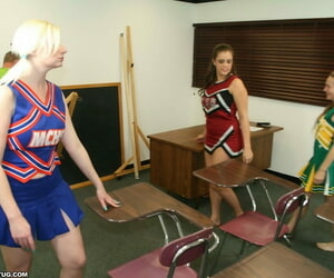 drie naughty cheerleaders toon uit hun blowjob vaardigheden in De Klas