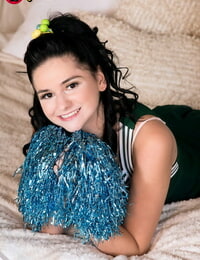 Maravilhosa jovem Violeta Chuva é aliviado de ela Cheerleader roupa :por: ela companheiros