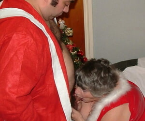 Obese nan Grandma Libby sucks coupled with fucks Santa out of reach of a unseeable couch