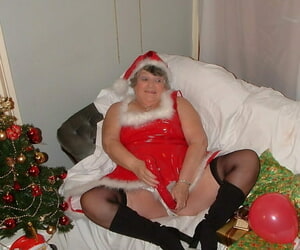 Obese nan Grandma Libby sucks coupled with fucks Santa out of reach of a unseeable couch