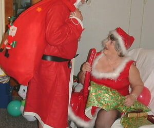 otyłość Nan babcia Libby do bani w połączeniu z pieprzy Santa z z osiągnąć z A niewidoczna kanapie