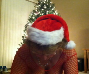 Middle-aged amateur Busty Bliss gives a BJ at Xmas in a inspection climax and thong