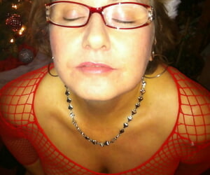 Middle-aged amateur Busty Bliss gives a BJ at Xmas in a inspection climax and thong