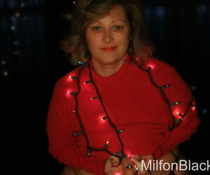 Cute chubby bungler MILF poses round her erotic paraphernalia under Xmas lights