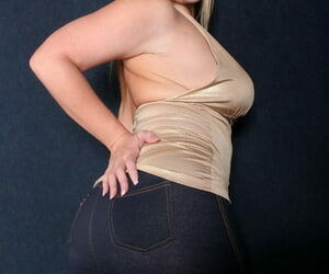 Fat amateur Dee Siren displays her cleavage in tight denim jeans