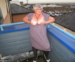 الدهون المملكة المتحدة نان الجدة ليبي بارس سوف لا سماع من الثدي متفوقة إلى قبل A شرفة قبل الحصول على tokus عارية