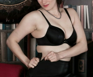 busty काले बाल वाली मॉडल में काले Brianna ग्रीन छूत उसके बालों वाली योनि