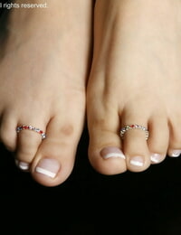 Branco feminino esportes um par de dedo do pé anéis no o mesmo horário como mostrando ela Fascinante Pés