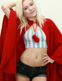Insignifiant l'adolescent Chloe Favoriser montre Son Mini les mangues & l'anus dans rouge Équitation capot Robe