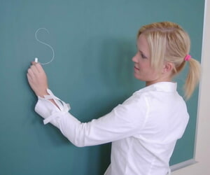 faserpigtail blonde Schulmädchen Sasha Knox prangt Niedlich Schmuggelware auf Berühren hot Panty Upskirt