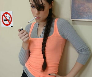 schoolmeisje Sasha Grijs neukt haar omnibus na eigendom Gevangen roken