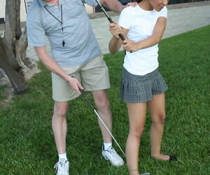 उद्दंड छोटे व्यापक Jazlin Diaz आनंददायक गोल्फ प्रशिक्षक में दोस्त चारों ओर के साथ परेशान लॉकर आंगन
