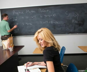 Uzun boylu sarışın öğrenci Emily kae alır onu kel Beaver Çarptım al bu Sınıf