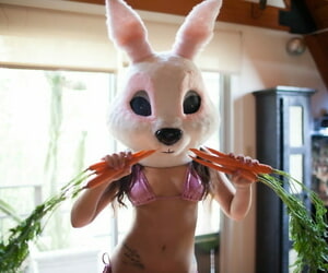 gogo piliç Gabriella Paltrova gösterilen kapalı Güzel göğüsleri fro Cosplay Bunny kafa