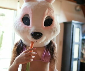 gogo chick Gabriella Paltrova Mostrando off bonito Tetas Fro cosplay Bunny la cabeza