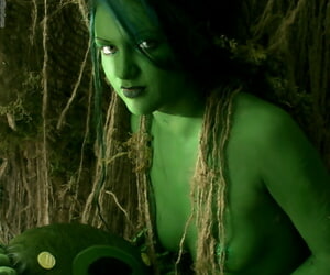 独奏 女孩 与 绿色的 皮肤 徘徊 周围 的 树林里 与 没有 衣服 上