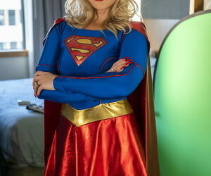 Fairhaired supergirl  Chers expose leur façon Divertissant irritant et chaud gut dans Un inégalée