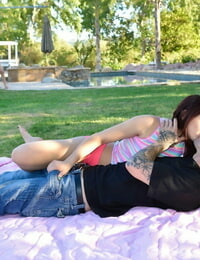 matka Chrissie Lin i nastolatek Mandy Muza po prostu o A Połknąć Sex oralny w w park
