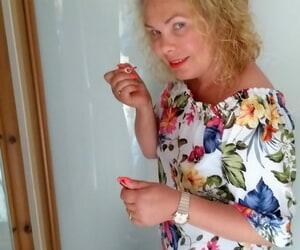 Krullend haren Oma Francesca Kitten pronkt haar hot armen permanent kousen
