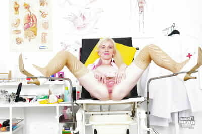 ouder Blond Verpleegkundige bevrijdt uniform voor spelen Harige Kut met groot geslacht speelgoed