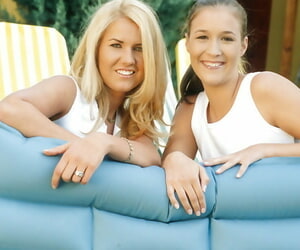 Wellustige Tiener Blond en Brunette Maken aantal lesbische actie outdoor