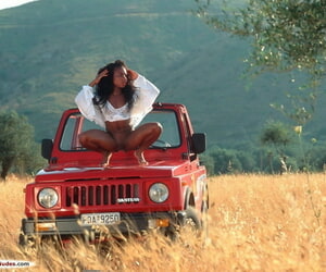 afro American tiener Diana H Strips toegevoegd naar houdingen op een Jeep naar De met volle teugen genieten een safari