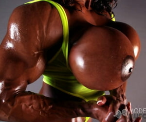 पेशी दुर्भावनापूर्ण Yvette  pirating वजन जबकि flaunting उसके विशाल स्तन