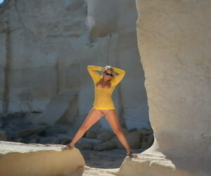 परिपक्व महिला अपील susi खड़ा है नग्न पर चट्टानों helterskelter कहते हैं कोई करने के लिए पंजे