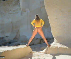 Maduro mujer Atractivo susi stands desnudo en las rocas helterskelter dicen no a las patas