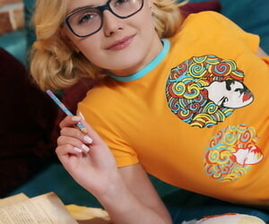 Geeky Blonde teen Isabella Star Stolz zeigt Ihr Süß pussy wegstecken
