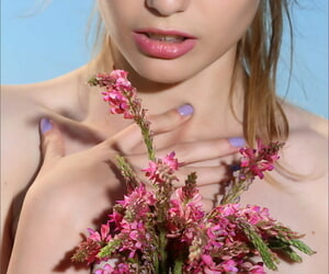 magrinho teen menina Difusão nu buceta no um campo enquanto Picking flores