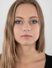 De ALTURA jovem eliska stands inteiramente descoberto enquanto Fazendo ela nua modelagem estreia