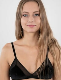 De altura juvenil eliska stands totalmente descubierto mientras hacer su desnudo modelado debut