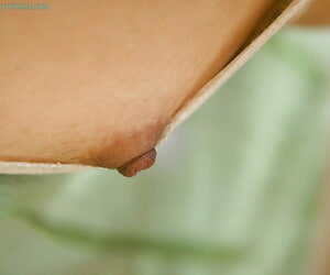 Lindo Pequeño tit asiático Amateur Oksana la difusión de su peludo Twat