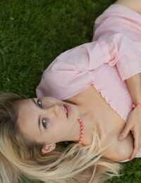 Çekici Peri Dolly fondles onu traş edilmemiş genç ıslak Crack ile bir beyaz Gül Üzerinde bir çim