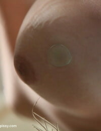 européenne bébé gal Christy Spectaculaire la dose Un la miction Scène dans cylindre