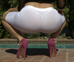 Sexy MILF Chanel Preston slides yoga pants jilt her inexhaustible in dire straits