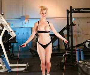 Powerfully built blonde thrust say no to shaved pussy forward after ditching isometrics rags