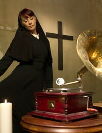 sessualmente Suscitato Nun padrona Madeline marlowe Punisce e sculaccia un Sottomesso sacerdote