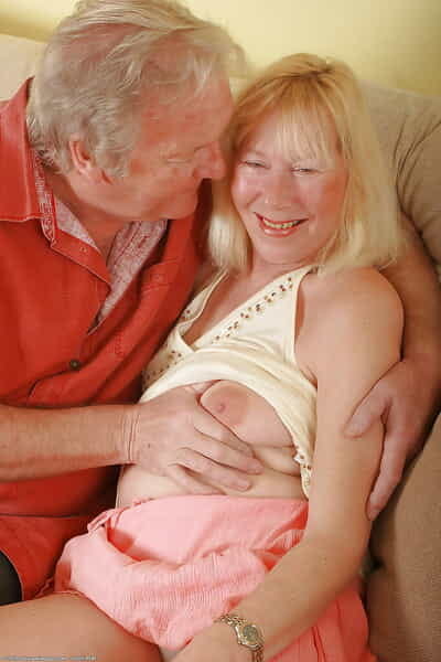 丰满 老年 业余的 安吉莉娜 交换 口头 性爱 与 她的 丈夫 上 沙发