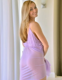 sexy ejemplo en Púrpura Vestido depositario la inserción de Digitación en su delicioso subida de tono hendido