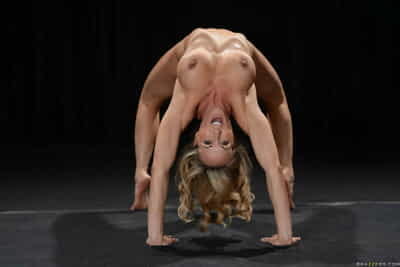 busty blonde Küken zeigt aus Ihr Yoga bewegt in die Nackt Nach Bikini Entfernung